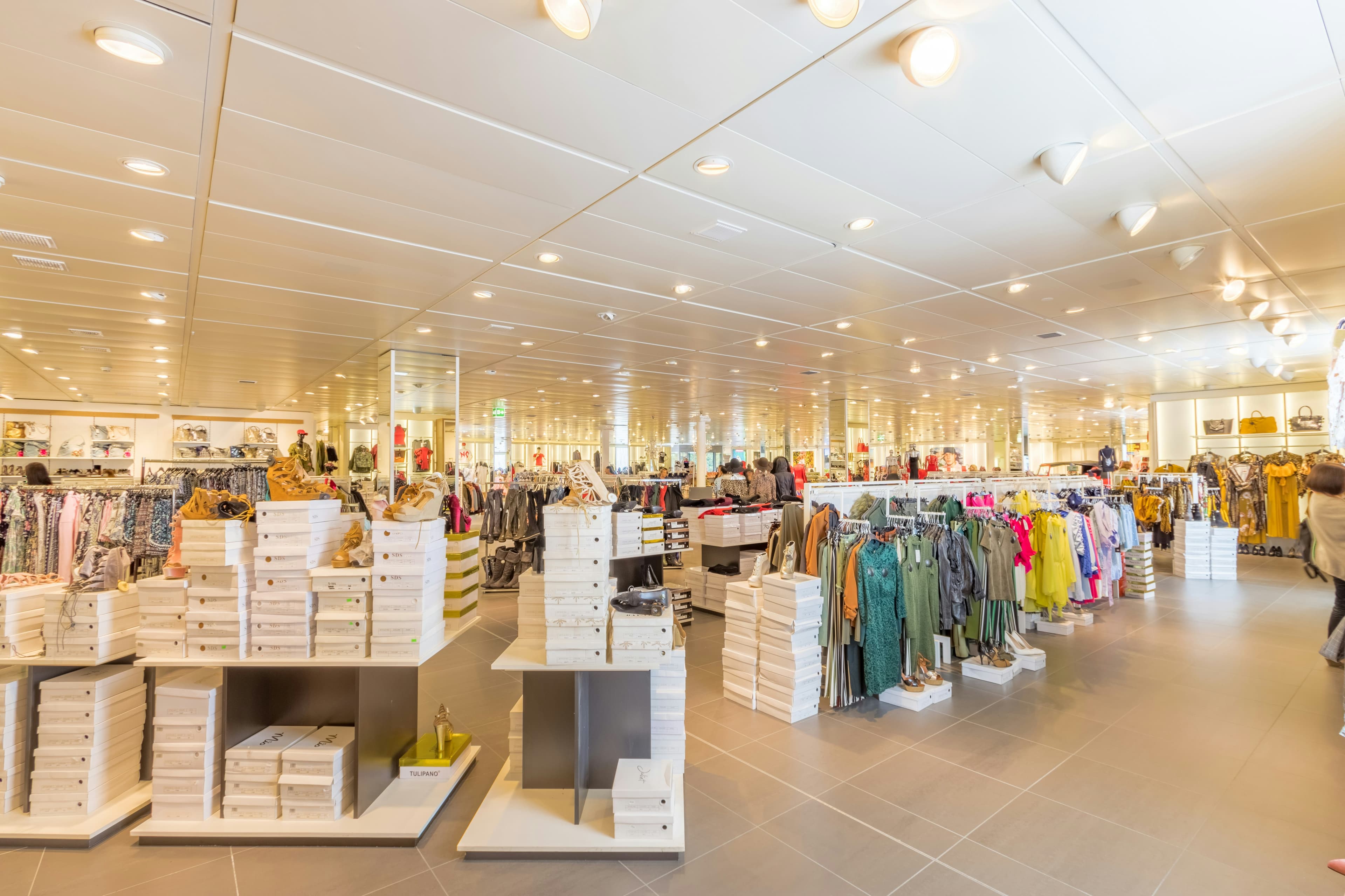 E-commerce & Retail